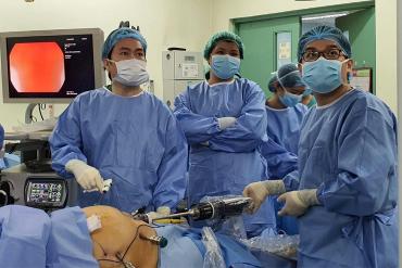 Vietnamese doctors help with robotic surgeries in Philippines